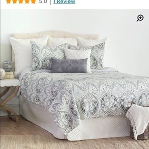 Queen size quilt set in gray and white